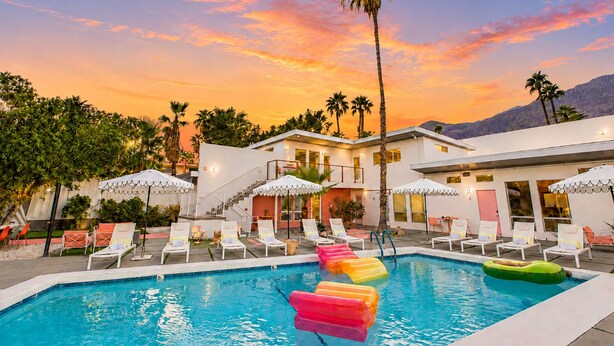 Outdoor pool, sun loungers - The Rosalie by AvantStay (Palm Springs)
