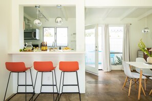 Dụng cụ pha cà phê/trà, lò nướng bánh mì, dụng cụ vệ sinh, khăn giấy 