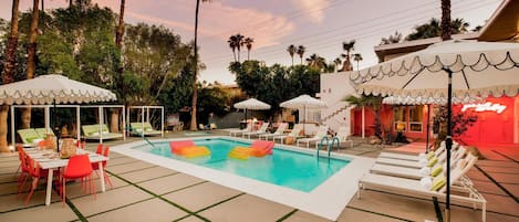 Alberca al aire libre, camas balinesas gratuitas y camastros