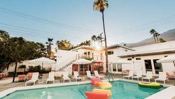 Outdoor pool, free cabanas, sun loungers