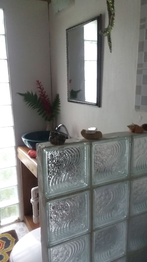 Economy-Zimmer | Badezimmer | Dusche, Handtücher