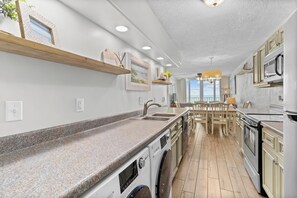 Een koelkast, een magnetron, een oven, een kookplaat