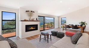 3 Bedrooms Deluxe House | Living area