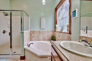 Combined shower/bathtub, hair dryer, towels