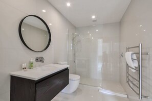 Private 3 Bedroom House | Bathroom | Shower, hair dryer, towels, soap - Wai View (Queenstown)