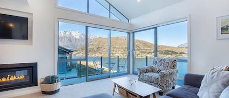 Private 3 Bedroom House | Living room | Flat-screen TV, Netflix, streaming services