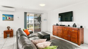 Televisio, DVD-soitin, pöytätennispöytä, videokirjasto