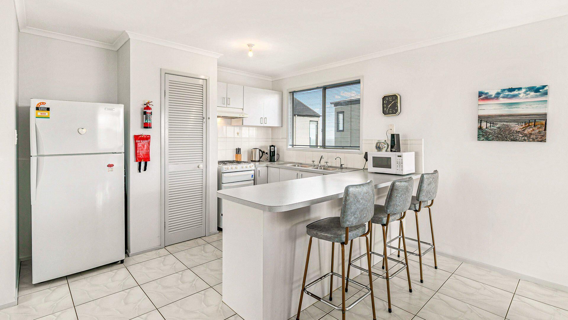 Jääkaappi, mikroaaltouuni, uuni, liesi