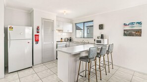 ثلاجة، ميكروويف، فرن، موقد طهي مسطح