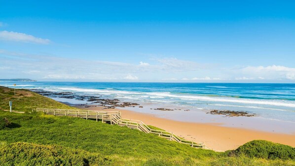 بالقرب من الشاطئ