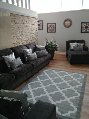 Smart TV - Spacious home 28 miles from Downtown Chicago (Hammond)