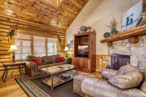 TV, caminetto, videogiochi, tavolo da calcetto