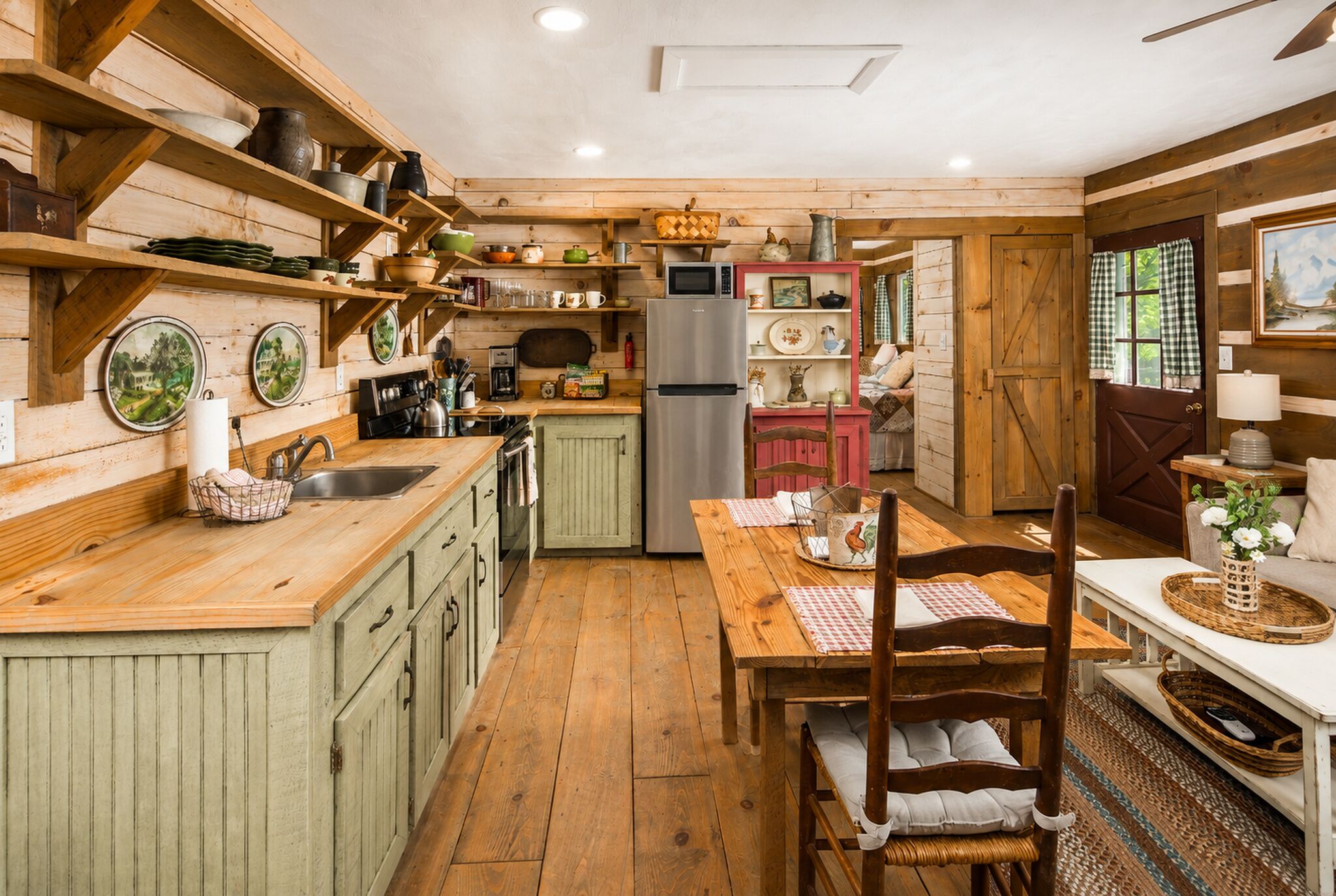Coffee/tea maker, fridge, microwave, oven