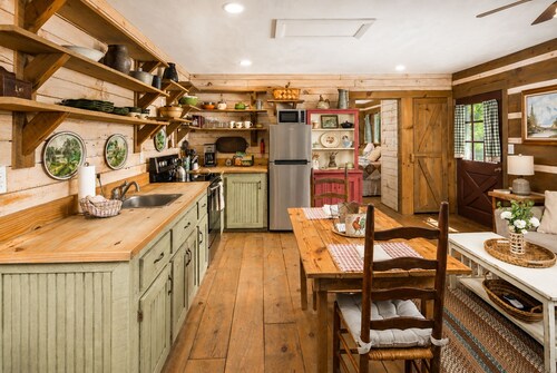Romantic Mountain Cottage Near Boone