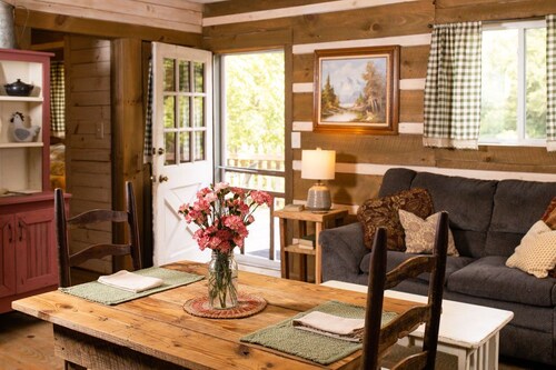Enchanted Mountain Cottage on quaint farm with creek and opt. breakfast 
