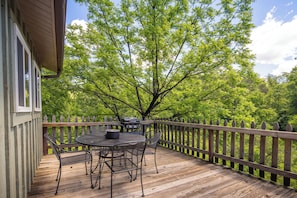 Outdoor dining - Romantic Mountain Cottage Near Boone (Purlear)