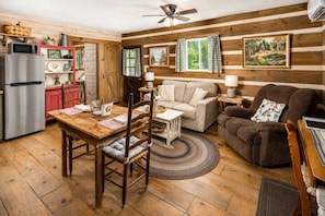 Smart TV, books - Romantic Mountain Cottage Near Boone (Purlear)