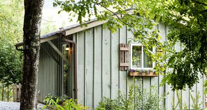 Enchanted Mountain Cottage on quaint farm with creek and opt. breakfast