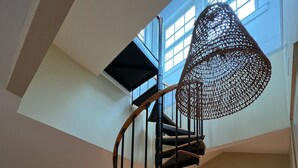 Un loft espacioso con una escalera espiral, un comedor y una cocina.