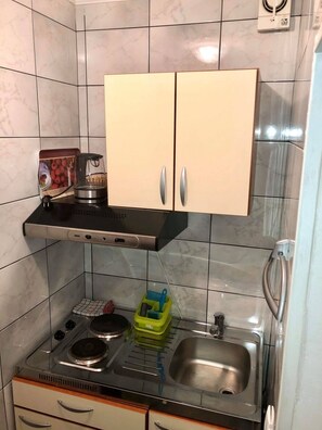 Fridge, stovetop, coffee/tea maker, cookware/dishes/utensils