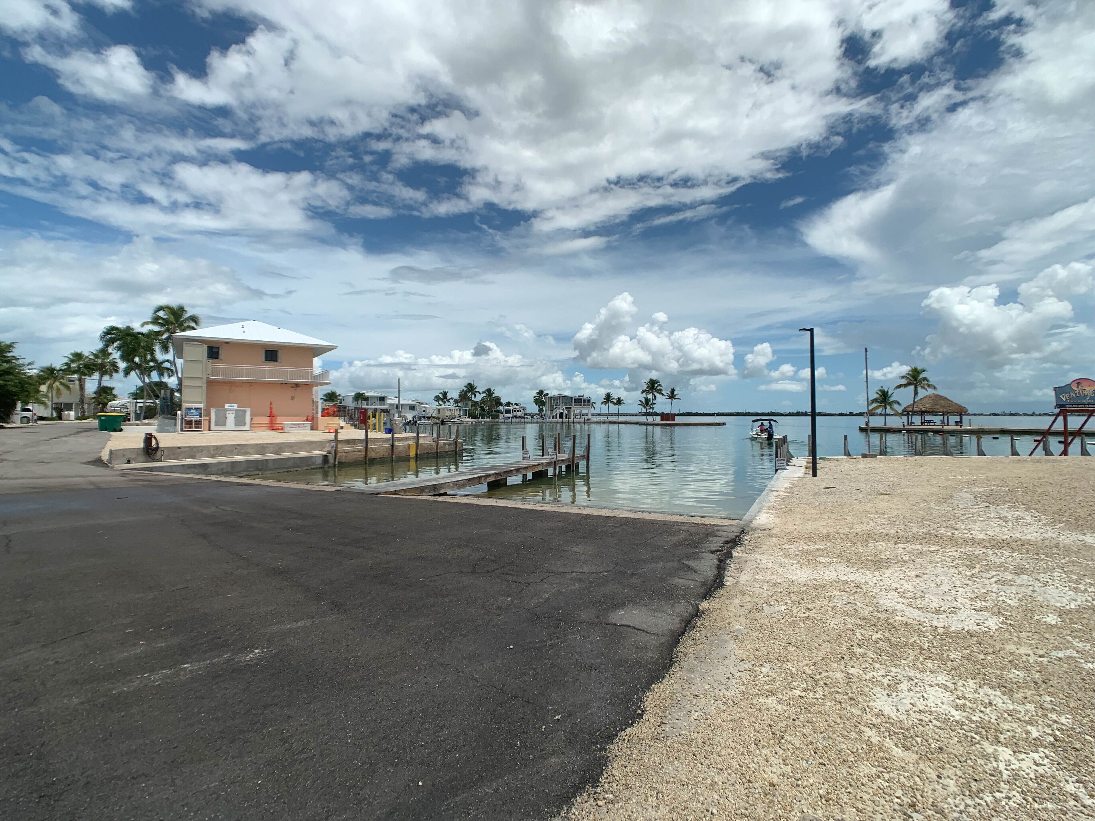 Une propriété située au bord de l’eau, dotée d’un quai, d’un petit bateau et d’une plage.