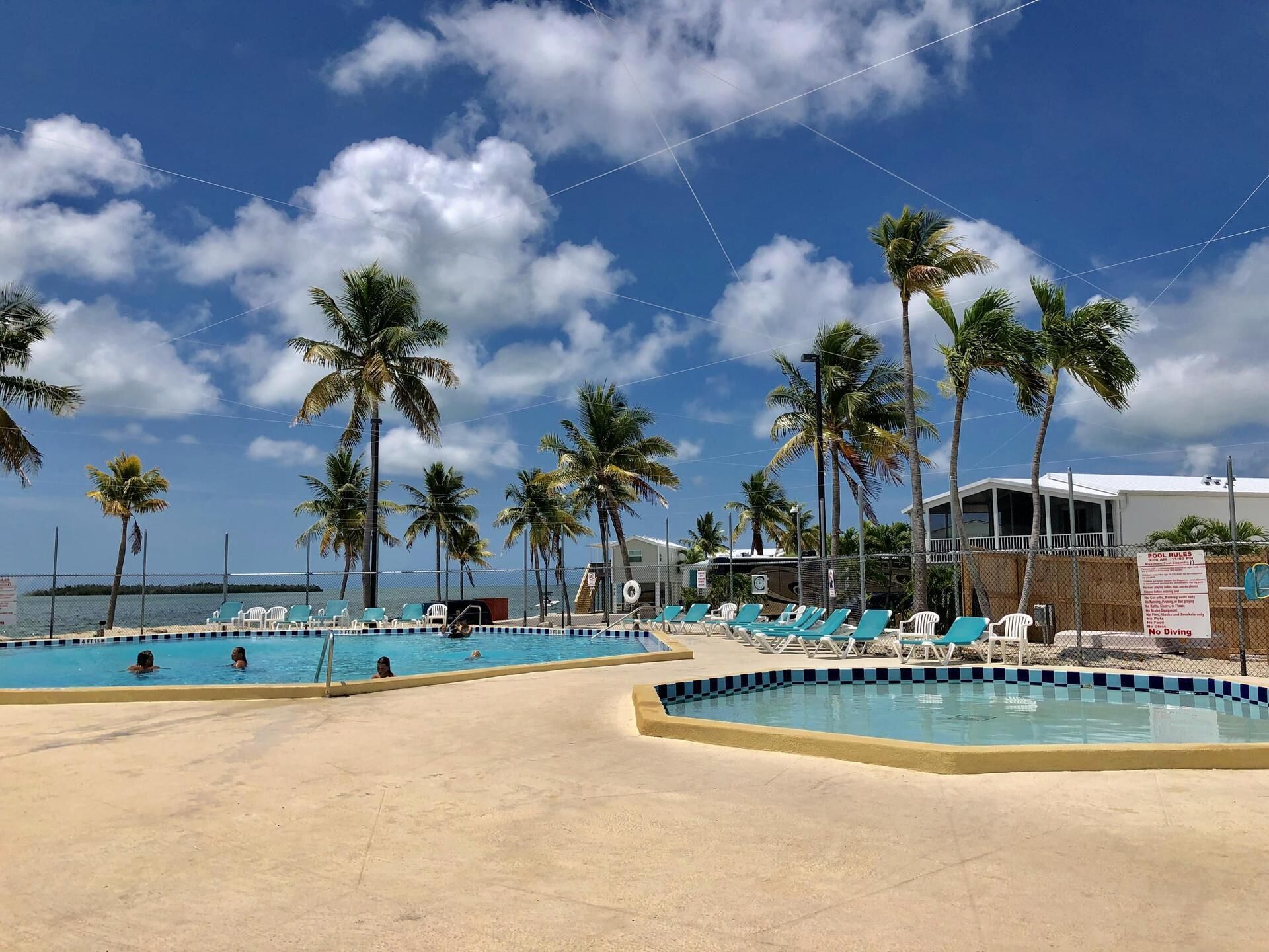 Een buitenzwembad, een verwarmd zwembad