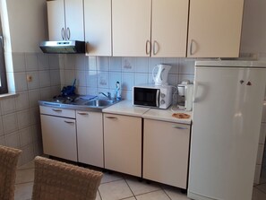 Réfrigérateur, micro-ondes, plaque de cuisson, cafetière/bouilloire