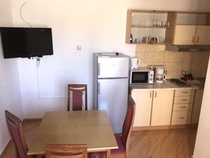 Réfrigérateur, micro-ondes, plaque de cuisson, cafetière/bouilloire