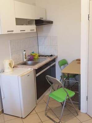 Fridge, stovetop, dishwasher, coffee/tea maker