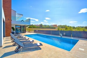 Pool - Holiday Home in Višnjan with Seaview, Terrace, Air condition, WIFI (4840-1) (Višnjan)