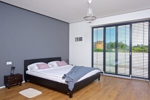 5 bedrooms, free WiFi, bed sheets, wheelchair access