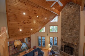 Tv, eldstad och dvd-spelare