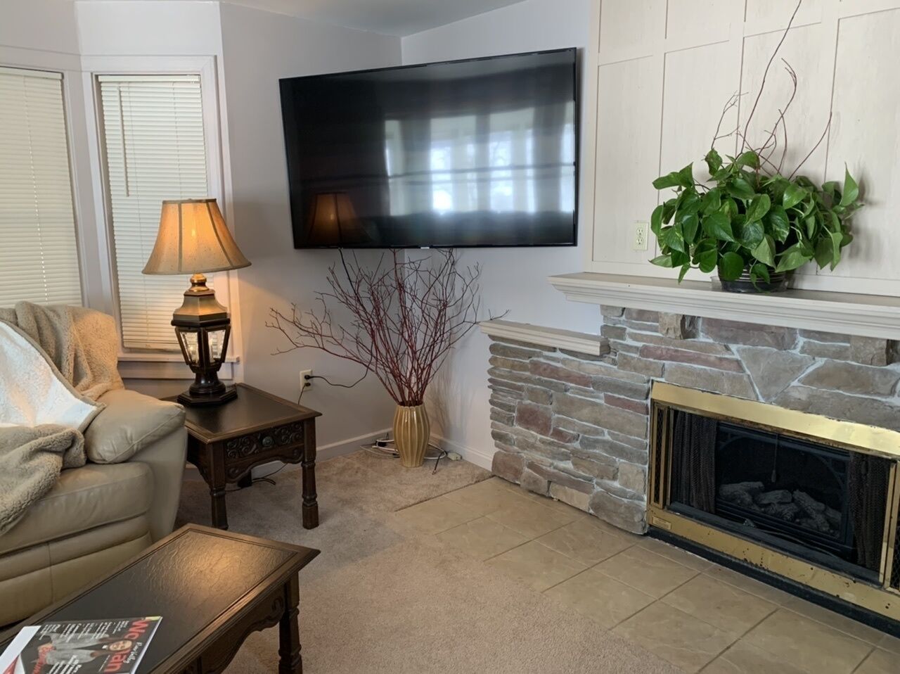 Älytelevisio, takka, pöytäjalkapallopöytä, pöytätennispöytä