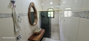 Douche, sèche-cheveux, serviettes fournies, savon