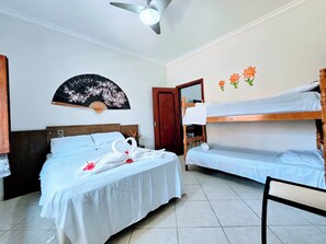 4 makuuhuonetta, tallelokero huoneessa, silitysrauta/-lauta