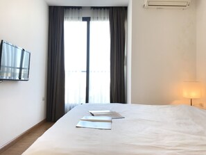 ห้องพาโนรามิกสวีท | โต๊ะทำงาน, พื้นที่ทำงานแบบใช้แล็ปท็อป, ผ้าม่านกันแสง, ห้องเก็บเสียง