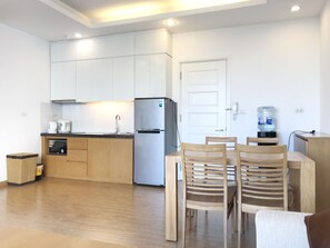 Suite panorámica | Cocina básica privada | Frigorífico, microondas, placa de cocina y hervidor eléctrico