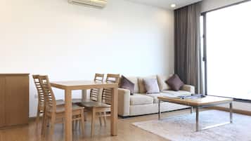 Panoramic Suite | Desk, laptop workspace, blackout drapes, soundproofing