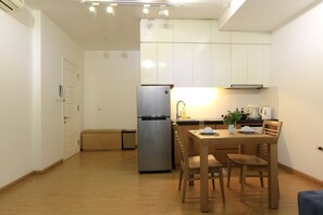 Apartamento luxo | Cozinha americana privada | Geladeira, micro-ondas, cooktop, chaleira elétrica