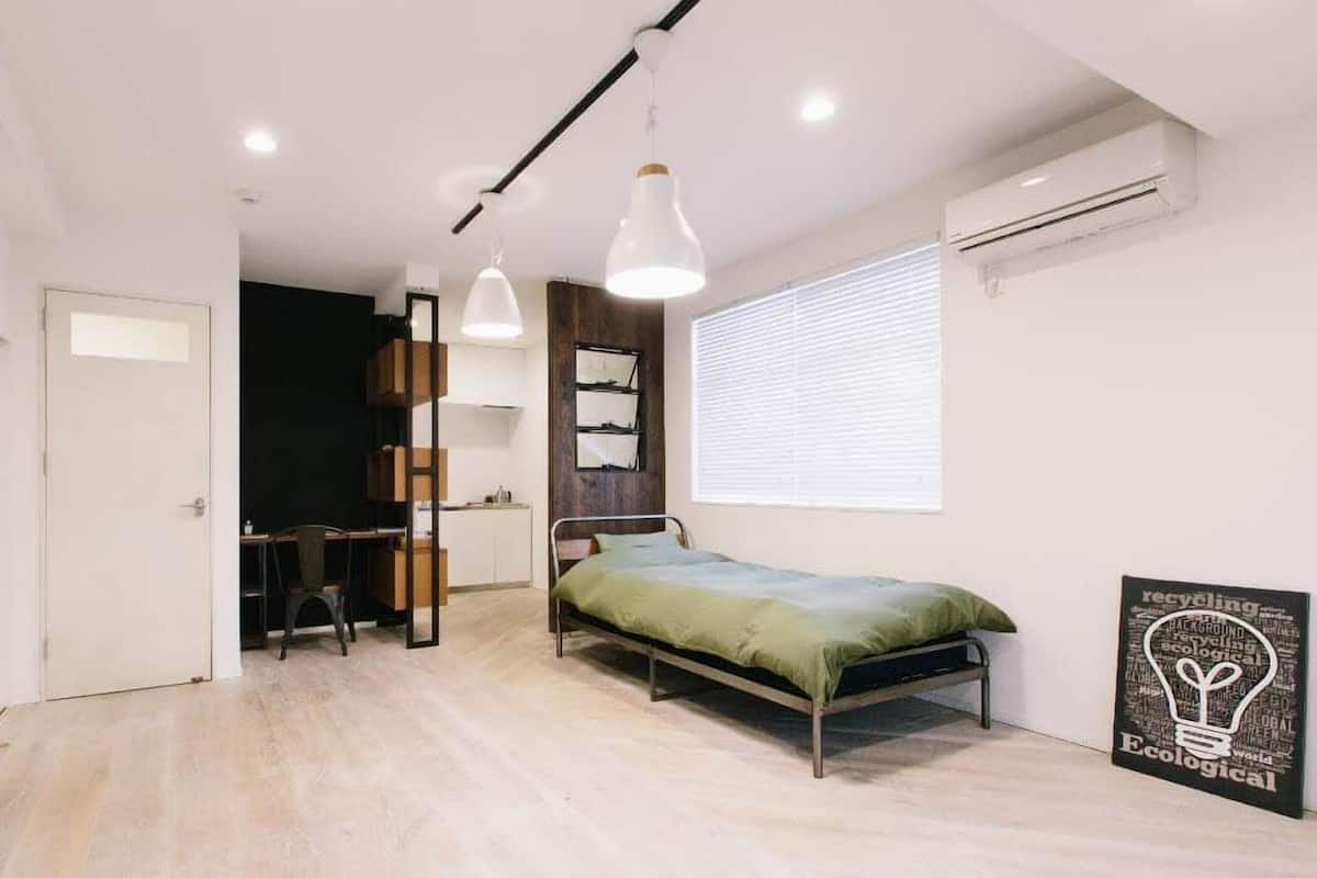 Room (102)