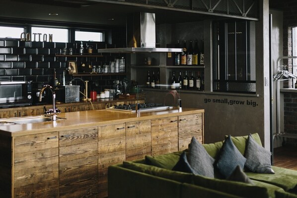 Rom (102) | Eget kjøkken | Kjøleskap, mikrobølgeovn og kokeplater