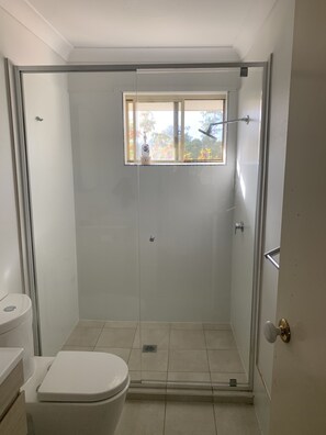 Baignoire, sĂšche-cheveux, serviettes fournies, papier toilette