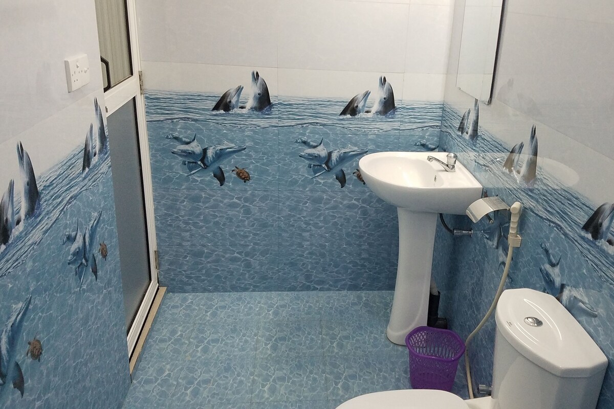 Bathroom | Shower, free toiletries, bidet, towels