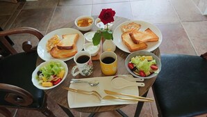 A breakfast setting with toast, fruit, coffee, and a rose. - Moshang Caoxun (Changbin)