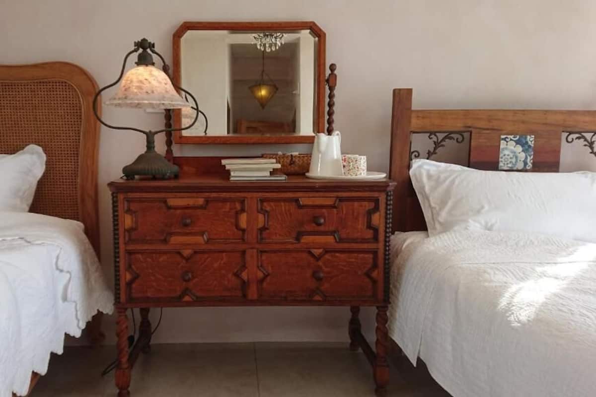 Minibar, escritorio, cortinas blackout y sistema de insonorización