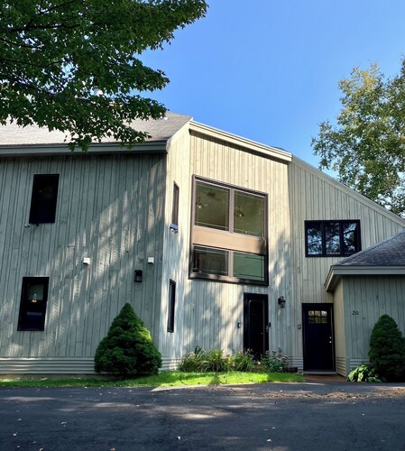 2 Bedroom Sleeps 6, Walk to Town Sq. Pet Friendly