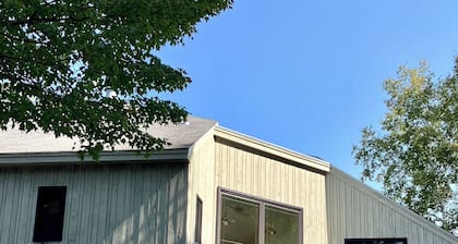 2 Bedroom Sleeps 6, Walk to Town Sq. Pet Friendly