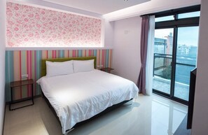 Un dormitorio con cama, cabecera a rayas y ventana con vistas.