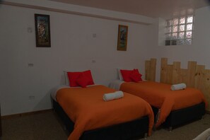Down comforters, Tempur-Pedic beds, individually decorated - Hospedaje Casa Sapantiana (Cusco)