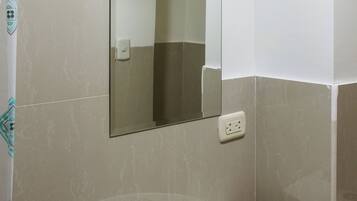 Habitación superior | Baño | Regadera, regadera tipo lluvia, secadora de cabello, toallas